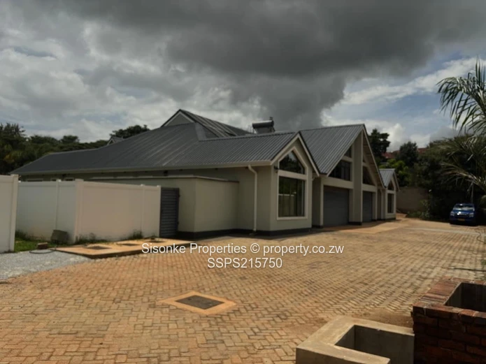 Luxurious 4-Bed House in Hogerty Hill with a club house and swimming pool