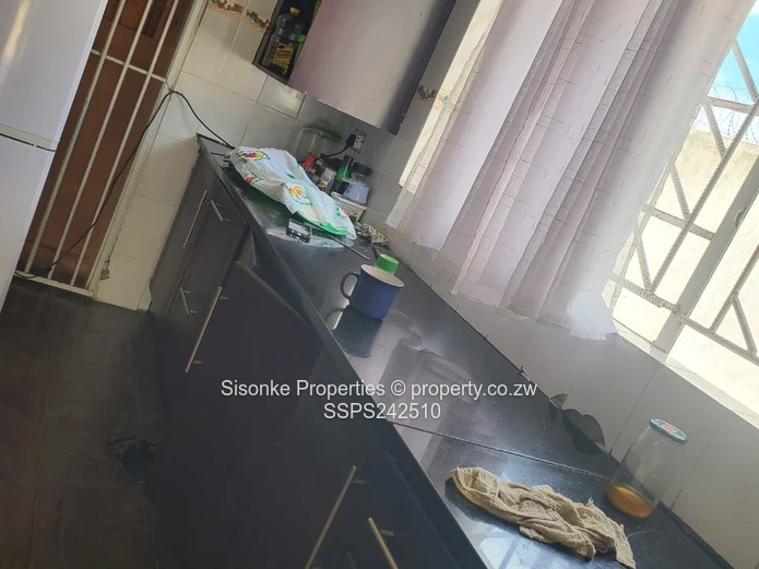 Walled 4-Bed Home Zimre Park — Borehole & Driveway