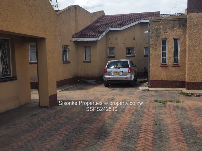 Walled 4-Bed Home Zimre Park — Borehole & Driveway