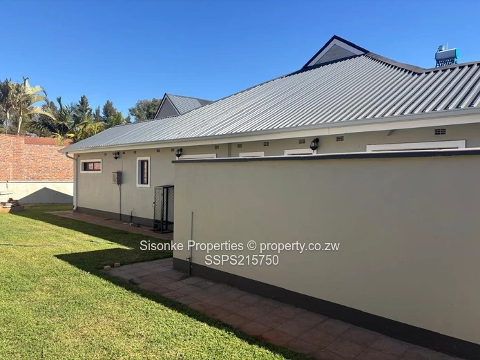 Luxurious 4-Bed House in Hogerty Hill with a club house and swimming pool