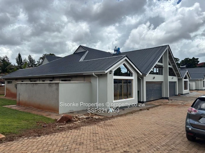 Luxurious 4-Bed House in Hogerty Hill with a club house and swimming pool