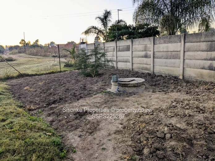 Spacious land with a 3 bedroomed cottage in Hatfield