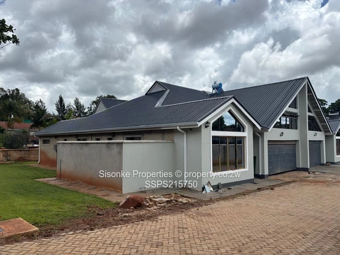 Luxurious 4-Bed House in Hogerty Hill with a club house and swimming pool