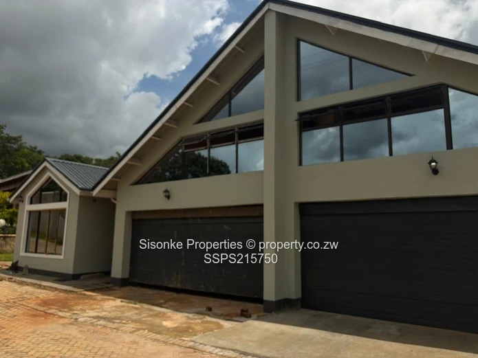 Luxurious 4-Bed House in Hogerty Hill with a club house and swimming pool