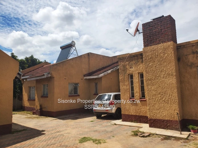 Walled 4-Bed Home Zimre Park — Borehole & Driveway