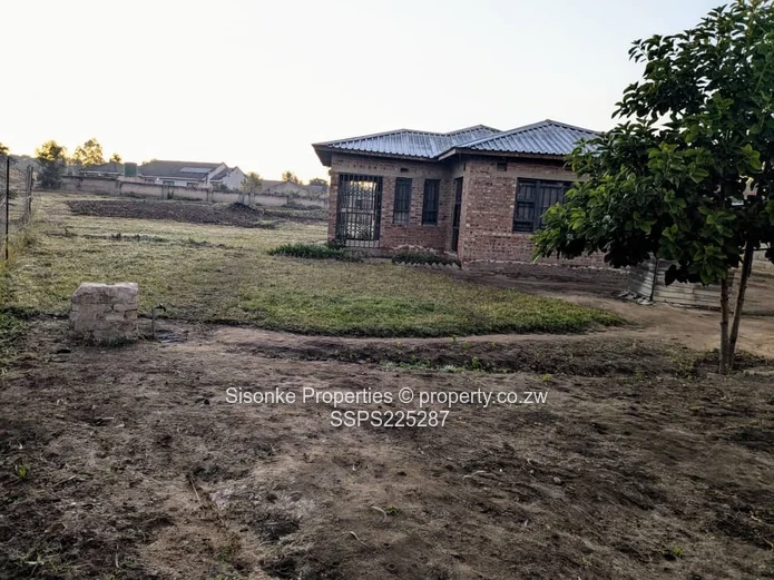 Spacious land with a 3 bedroomed cottage in Hatfield